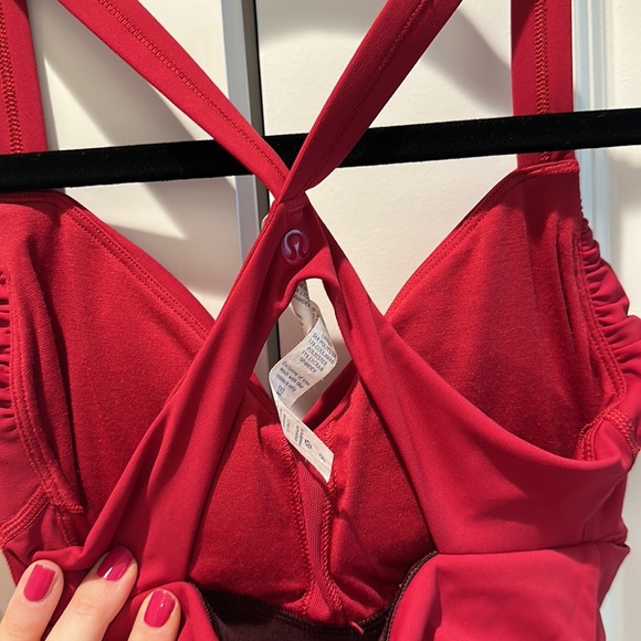 Lululemon wrap it up tank in red size 6 EUC - Picture 3 of 4